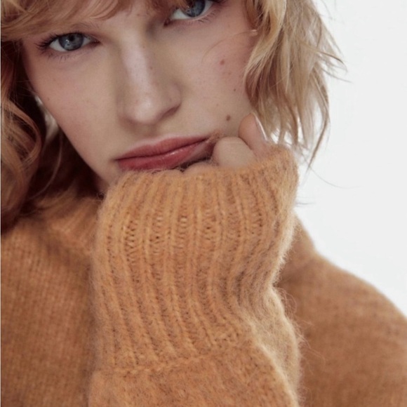 Zara, Crop Fuzzy Sweater, Size Snall - Picture 4 of 9
